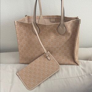 $3,850 New GUCCI Beige Monogram Canvas Large Tote with Matching Pouch GG Logo